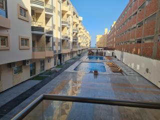 Modern Pool View 1BR with Balcony Prime Location on Hurghada Vibrant Promenade - 7