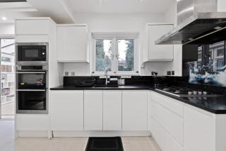 4 Bed - Sleeps 9 - Free Parking - 20 min Gatwick - 2