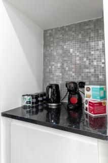 4 Bed - Sleeps 9 - Free Parking - 20 min Gatwick - 5