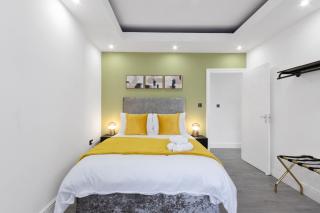 4 Bed - Sleeps 9 - Free Parking - 20 min Gatwick - 2