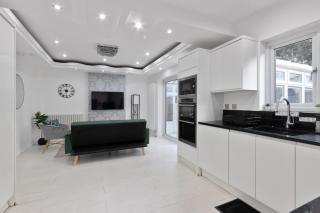 4 Bed - Sleeps 9 - Free Parking - 20 min Gatwick - 1