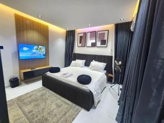 Spacious, Private 3 Bedroom Apartment with Lounge - Amokan - 9