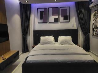 Spacious, Private 3 Bedroom Apartment with Lounge - Amokan - 8