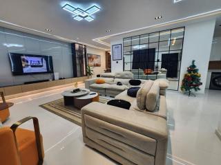 Spacious, Private 3 Bedroom Apartment with Lounge - 4