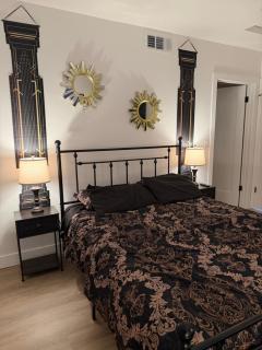 Timeless 1920s Retreat Room in a Shared Space - 0