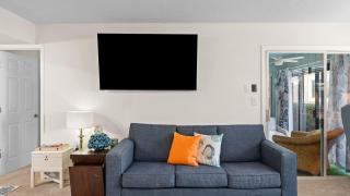 Steps from the Sand Bright Coastal Stay w Pool Access Coastal Hideaway by AvantStay - 4