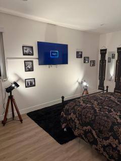 Timeless 1920s Retreat Room in a Shared Space - 5