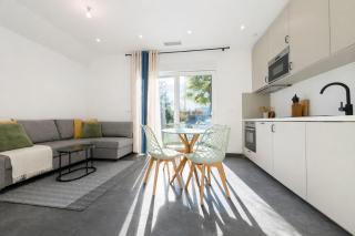 Strasbourg Appartement Moderne 7 min du Centre en Train Terrasse & Parking Gratuit - 0