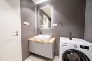 William's Modern Luxe Suite by the Station - 6