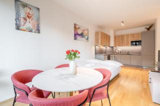 William's Modern Luxe Suite by the Station - 1