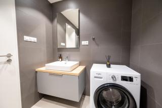 William's Modern Luxe Suite by the Station - 3