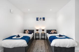 Stylish 2 Bed 2 Bath Hove Apartment - Walk to Station & Beach - Optional Parking - Sleeps 8 - 9