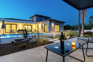 Villa Flores by Briskva - 2