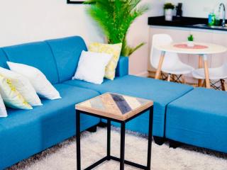 Large Double Suite | Sleeps 8 | 2 Kitchens | 2 CR - 2