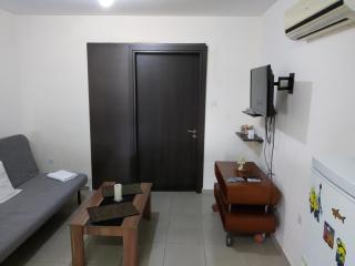2br-7 Guests-Free Parking-Pool-AirCon - 0