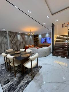 Modern 4BR Townhouse High-End Finishes - 4