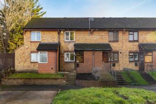 Charming 2-Bed House Purley Station - 7