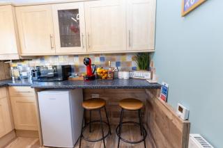 2-Bedroom Cozy Apt w parking and sunny garden - 3