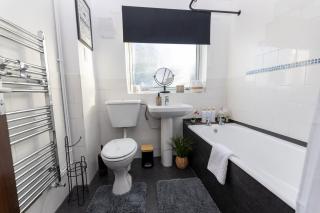 2-Bedroom Cozy Apt w parking and sunny garden - 4