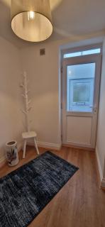 Stylish cottage with outdoor space & Free Parking - sleeps 4 - 9