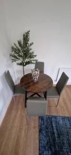 NEW LISTING! - Cosy cottage perfect for a family of 4 with Free Parking - 3