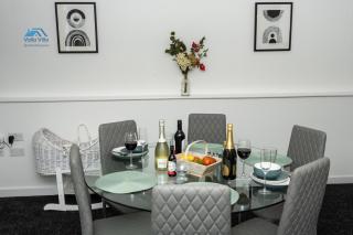 The Pines Villa 14, 6 beds, 2 Sofa beds, Northampton Centre, Home Cinema, Games & EV, Parking for 4, Sleeps 10 - 7