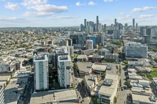 Spacious Inner-City Apartment with Pool - Brisbane - 9