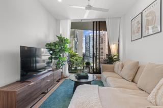 Spacious Inner-City Apartment with Pool - 5