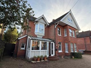 Wimblehurst Hotel - 0