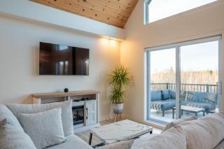 Lake and Pool table - The Dorchester - 3