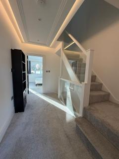 Bright & Stylish 4 Bedroom Home in Windsor - 9