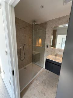 Bright & Stylish 4 Bedroom Home in Windsor - 8