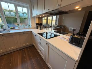 Bright & Stylish 4 Bedroom Home in Windsor - 1