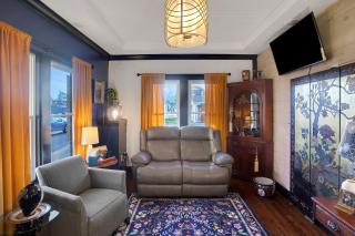 Historic 1920s Stay, Columbia House Unit A apts - 3