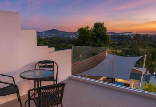 Seaview Bliss 2BR with Balcony Paradise Apartment - 8