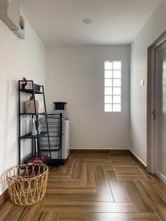 Minimalistic Cosy House 5 Min to KSL - Superhost - 8 guests - 2