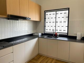 Minimalistic Cosy House 5 Min to KSL - Superhost - 8 guests - 5