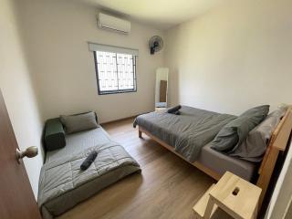 Minimalistic Cosy House 5 Min to KSL - Superhost - 8 guests - 6