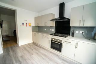 Ravenhill Four-Bed Retreat with parking - 2