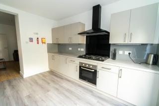 Ravenhill Four-Bed Retreat with parking - 3