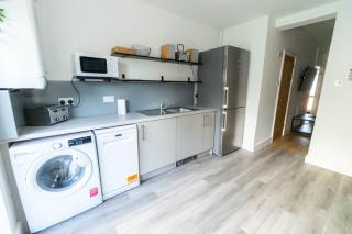 Ravenhill Four-Bed Retreat with parking - 1