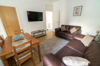 Ravenhill Four-Bed Retreat with parking -  - 5