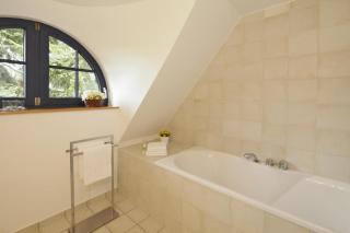 Gepflegtes Reetdachhaus auf großem Grundstück mit Badewanne und Terrasse - 3