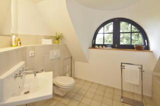 Gepflegtes Reetdachhaus auf großem Grundstück mit Badewanne und Terrasse - 2