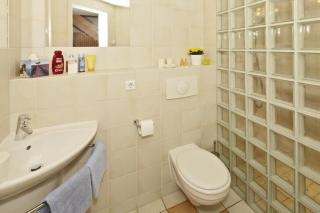 Gepflegtes Reetdachhaus auf großem Grundstück mit Badewanne und Terrasse - 1