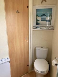 Homely Caravan At Orchards Holiday Park In Essex, Sleeps 8 Ref 15018B - 1