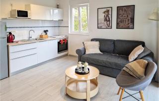 2 Bedroom Beautiful Apartment In Rab - 4