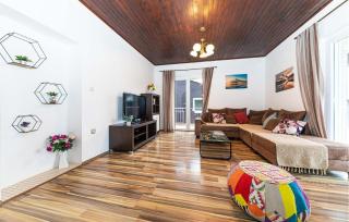 Gorgeous Apartment In Okrug Gornji - 7