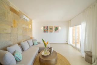 Two Bedroom Beach Front Apartment with pool - 1