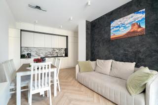 Spacious Two Bedroom Apartment with Underground Parking by Noclegi Renters - 0